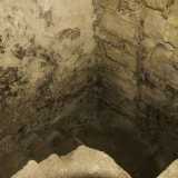 La base romana della torre normanna a circa 2 metri sottoterra presenta uno dei rari esempi di �opus reticulatum� romano